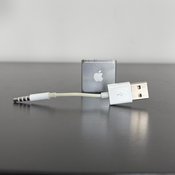 Apple | iPod Shuffle (4th Generation) Silver - 2GB - Picture 4 of 5